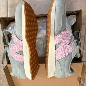 New Balance 327 | Big Kids 7 | EU 40 | Women’s 9 | Greyish Green & Pink